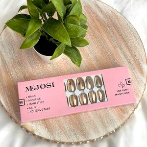 MEJOSI Instant Manicure, Nails,‎ Everything you need.  New in Box